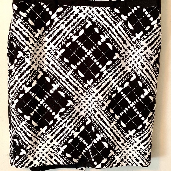 🦃 The Limited BW Abstract Pencil Skirt Size 8 - Picture 4 of 9